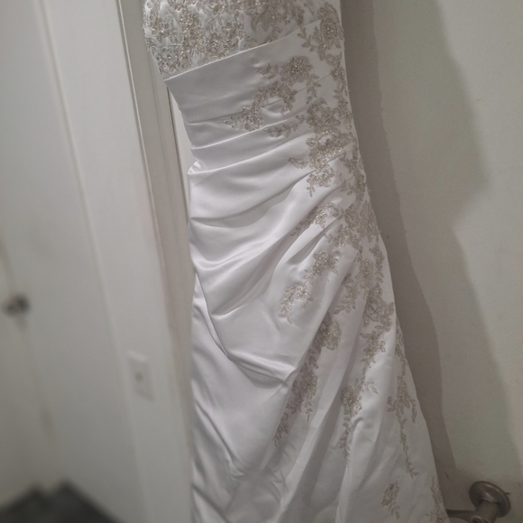 WEDDING DRESS - Picture 7 of 15
